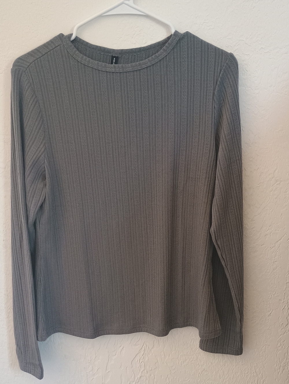 Ribbed Long-Sleeve Crewneck Top in Gray